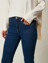 Pantalón de jean negro de corte flare, con tiro medio y bolsillos delanteros y traseros.