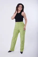 Pantalón verde con bolsillos tipo cargo, de corte recto y tiro alto.