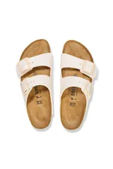Sandalias Birkenstock Arizona Bf Eggshell, color hueso, con dos correas ajustables con hebillas y plantilla anatómica de corcho y látex.