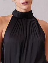 Blusa de satén color negro con diseño plisado, cuello alto tipo halter y corte sin mangas.