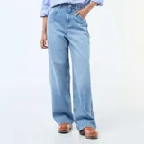 Pantalón de jean estilo baggy con tiro bajo, corte amplio y pierna recta. Presenta un lavado azul medio con costuras laterales destacadas en tono claro.