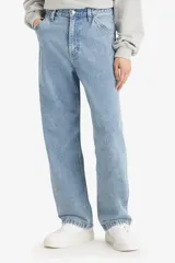 Pantalón de jean celeste, de corte recto y holgado, con bolsillos laterales y traseros.