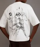 Remera boxy de algodón color crudo, con cuello redondo y mangas cortas. Estampa frontal con la frase "l'ami du contraire" y estampa trasera de figuras estilo art noveau.