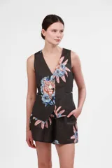 Short gris con estampado de flores azules y naranjas, cintura elástica y bolsillos laterales.