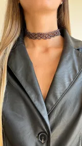 Gargantilla choker violeta tejida con cuentas.