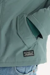 Campera verde azulado con capucha, cierre con botones a presión, múltiples bolsillos y corte estándar.