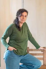 Remera de lactancia color verde militar, confeccionada en lycra de algodón, de calce amplio, manga larga y bajos redondeados. Cuenta con apertura de solapa y escote cruzado para facilitar la lactancia.