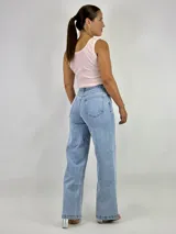 Pantalón de jean celeste de corte ancho y tiro alto.
