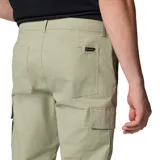 Pantalón cargo Columbia para hombre, color verde oliva, con bolsillos laterales tipo cargo con cierre de velcro, bolsillos frontales y traseros. Confeccionado en tejido elástico con tecnología Omni-Shade UPF 50.