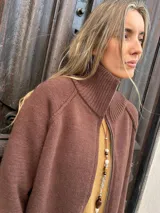 Saco tejido tipo campera color marrón chocolate, con cierre frontal completo, cuello redondo y puños acanalados. Presenta un diseño de corte recto y holgado.