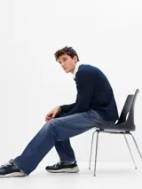 Jean de corte holgado estilo años 90, con lavado oscuro y acabado desgastado en el ruedo.