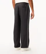 Pantalón de corte regular gris oscuro con diseño de raya diplomática fina y bordado localizado. Confeccionado en poliéster con viscosa, cuenta con cintura elástica.