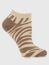 Calcetines cortos de algodón con estampado de cebra en tonos marrón y beige. El borde superior es festoneado.