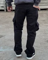 Pantalón cargo de corte baggy y silueta relajada, confeccionado en gabardina negra. Presenta bolsillos laterales tipo cargo con solapa y costuras reforzadas en las rodillas.