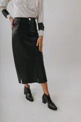 Falda midi negra de efecto cuero, con talle alto y aberturas laterales en el ruedo.