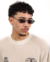 Lentes de sol negros con marco rectangular metálico y lentes oscuros.