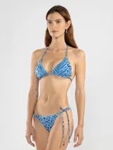 Bombacha de bikini con estampado animal print en tonos celeste y azul, con tiras laterales ajustables.