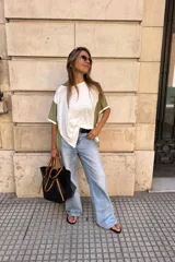 Remerón de manga corta, holgado, con cuello redondo. El cuerpo es blanco y las mangas son de color verde militar.