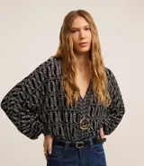 Body de mangas largas confeccionado en microfibra con estampa paisley, escote V profundo en busto y espalda.