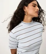 Blusa de ribana marca Marfinno, color beige con rayas horizontales finas de color marrón, cuello alto y mangas cortas.