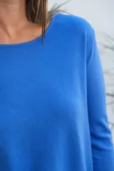 Sweater de punto color azul, con cuello redondo, manga larga y corte holgado con ruedo asimétrico.