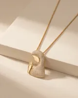 Collar de bronce con dije en forma de la Virgen estilizada, decorado con circonias incrustadas y cadena fina dorada.