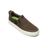 Zapatillas Cariuma sin cordones, color marrón con logo negro y suela blanca.