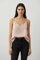 Musculosa rosada de lino con breteles finos y escote en V.