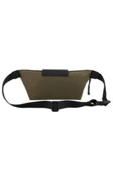 Riñonera Las Oreiro de diseño minimalista, confeccionada en material sintético negro. Presenta un compartimento principal con cierre metálico, solapa frontal con botón a presión y logo de la marca grabado.