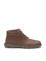 Bota de caña media Caterpillar modelo Trey 2.0, confeccionada en nubuck color marrón. Presenta cierre mediante cordones, cuello acolchado y suela de goma con entresuela de EVA para mayor confort y tracción.