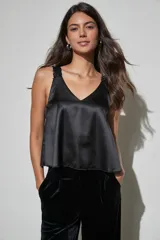 Musculosa negra de satén con escote en V y breteles con detalle de encaje.