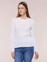 Blusa de punto acanalado fino, color negro, con ajuste al cuerpo, escote a la base y mangas largas. Cuenta con apliques de strass dispuestos en líneas verticales paralelas en el frente y las mangas, además de una vista decorada con estrás brillantes en el escote.