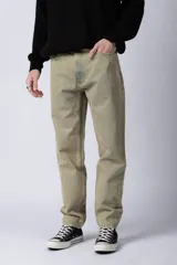 Jean de corte mom oversize, color negro lavado, con diseño de cinco bolsillos y cierre frontal con botón y cremallera.