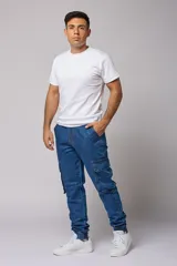 Pantalón jean de corte jogger con bolsillos cargo laterales y puños elásticos en los tobillos.