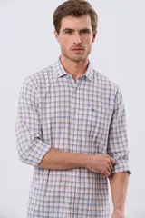 Camisa de lino con diseño a cuadros en tonos celestes y rosados, de manga larga, con cuello camisero, cierre frontal de botones y un bolsillo aplicado en el pecho con logo bordado.