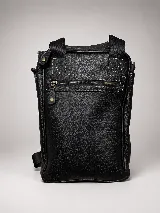 Mochila matera Pampa unisex de cuero negro, con diseño estructurado, bolsillo frontal con cierre y asas superiores.