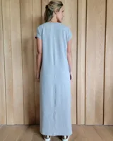 Vestido largo gris con cuello en V, mangas cortas, bolsillo en el pecho y aberturas laterales.