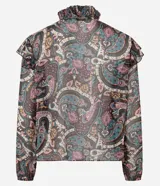 Blusa de chiffon con estampa paisley multicolor, cuello alto con volados, mangas largas y corte suelto.