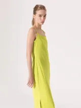 Vestido largo color crudo de punto liso, con breteles finos y escote recto.