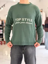 Sweater de punto color verde militar con cuello redondo y diseño holgado. Cuenta con la inscripción estampada "TOP STYLE follow your dreams" en el frente.