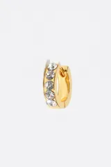 Par de aros tipo argolla pequeños de metal plateado, con incrustaciones de cristales brillantes alrededor del borde exterior. En el interior de uno de los aros se lee grabado "HIMBA Y LOLA".