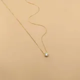 Conjunto de tres collares de cadena fina en plata 925 con baño de oro, cada uno con un dije de punto de luz en forma de circonia engastada.