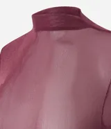 Blusa de manga larga confeccionada en punto con tule y transparencia, con cuello alto y acabado con sutiles puntos de brillo. Presenta un diseño ajustado al cuerpo.