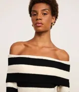 Vestido midi de punto con rayas horizontales blancas y negras, escote bardot y mangas largas.