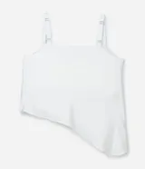 Blusa de satén color blanco, con escote drapeado y breteles finos ajustables. El bajo es irregular.