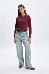 Pantalon de jean de tiro alto y corte recto con costura vertical frontal, en color celeste lavado.