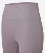 Pantalón deportivo Get Over modelo flare, confeccionado en microfibra acanalada de color lila. Presenta un corte ajustado en caderas y muslos con apertura acampanada desde la rodilla.