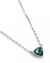 Collar plateado con cadena de eslabones y dije triangular con cristal verde.