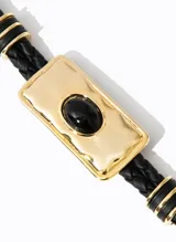 Cinturón negro trenzado de cuero, con hebilla rectangular dorada con piedra negra.