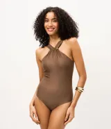 Malla enteriza marrón con escote halter cruzado y detalle metálico dorado en el frente.